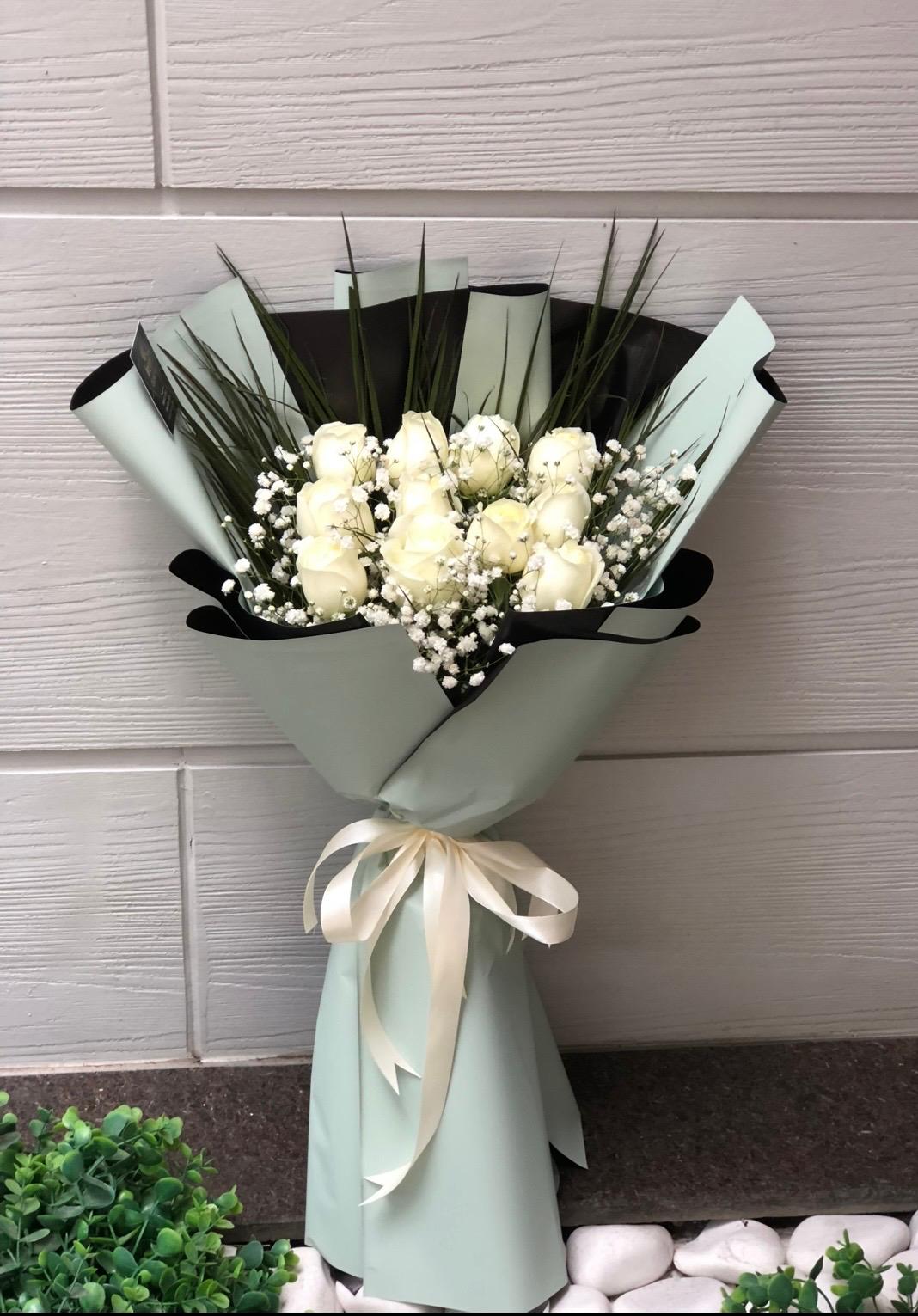 11'li Canlı Beyaz Gül Buketi