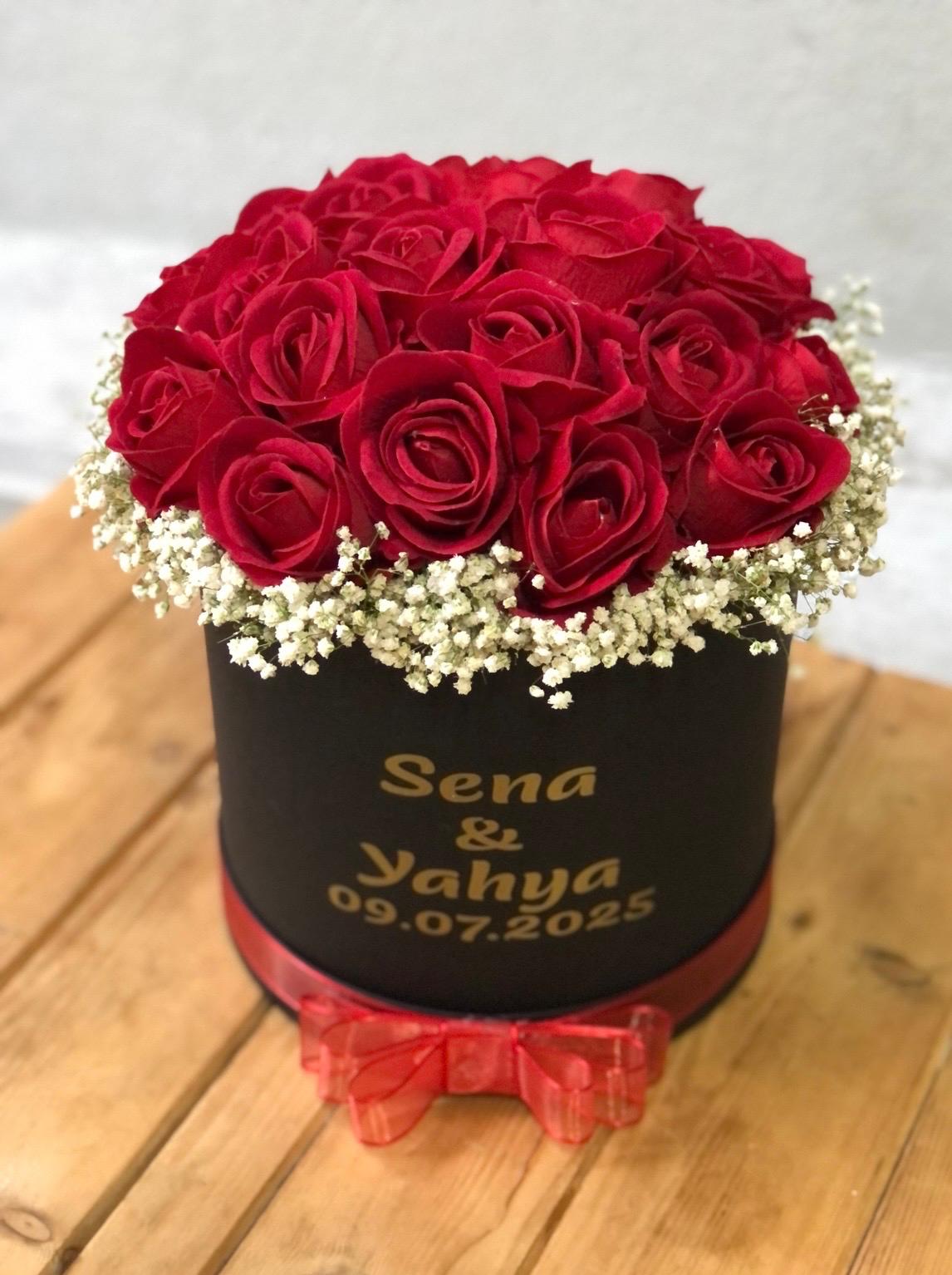 Siyah Kutuda 20'li Kırmızı Güller