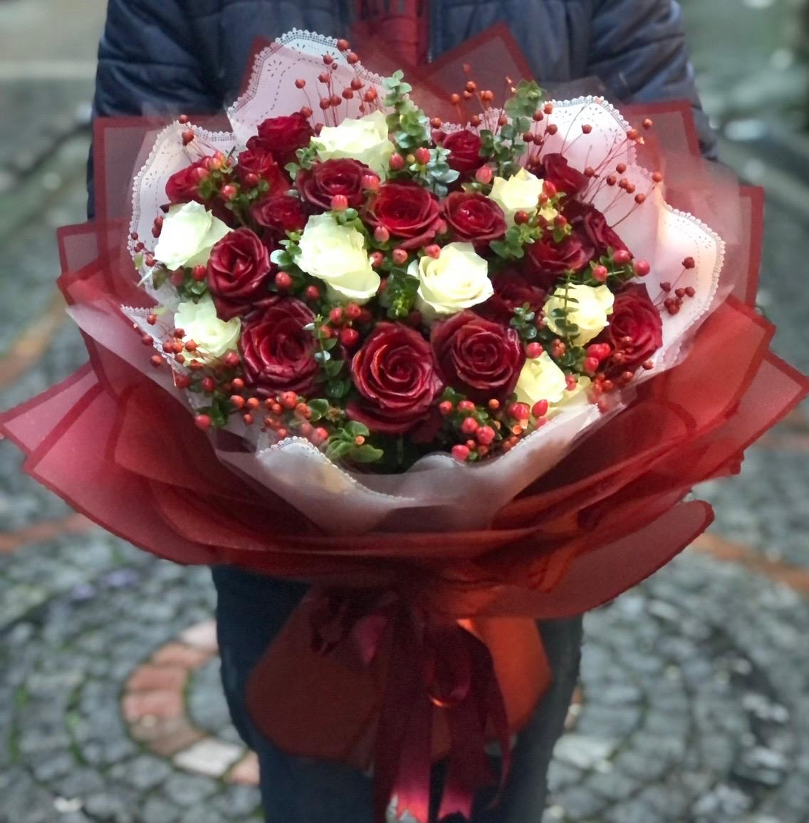 35'li Beyaz ve Kırmızı Gül Karışık Buket