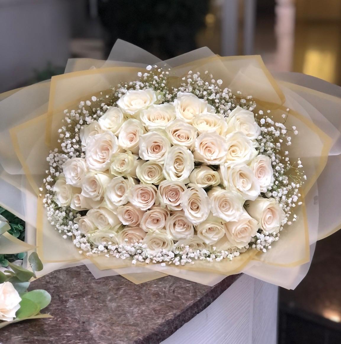 41 Adet Beyaz Canlı Gül Buketi