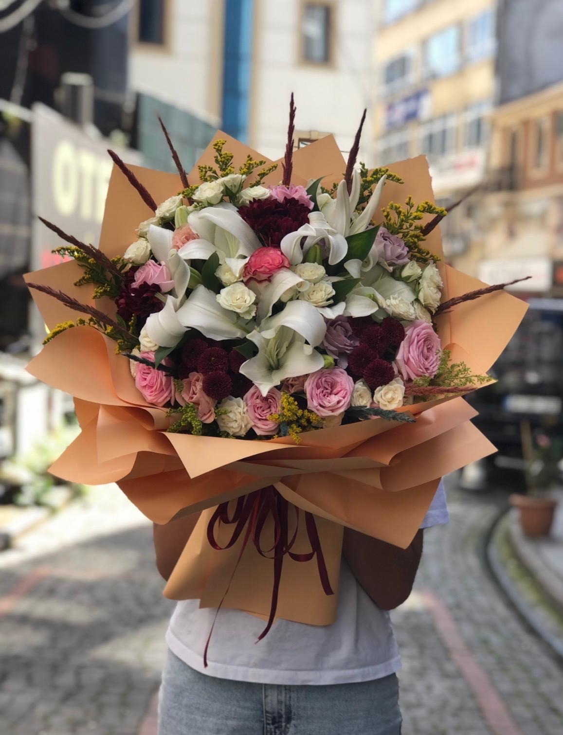 Beyaz Lilyum Beyaz Gül Pembe Gül Karışık Buket