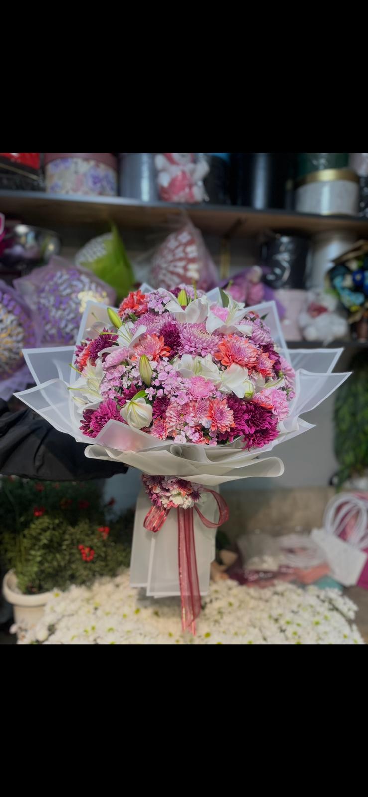 Beyaz Lilyum ve Karışık Kır Çiçekleri