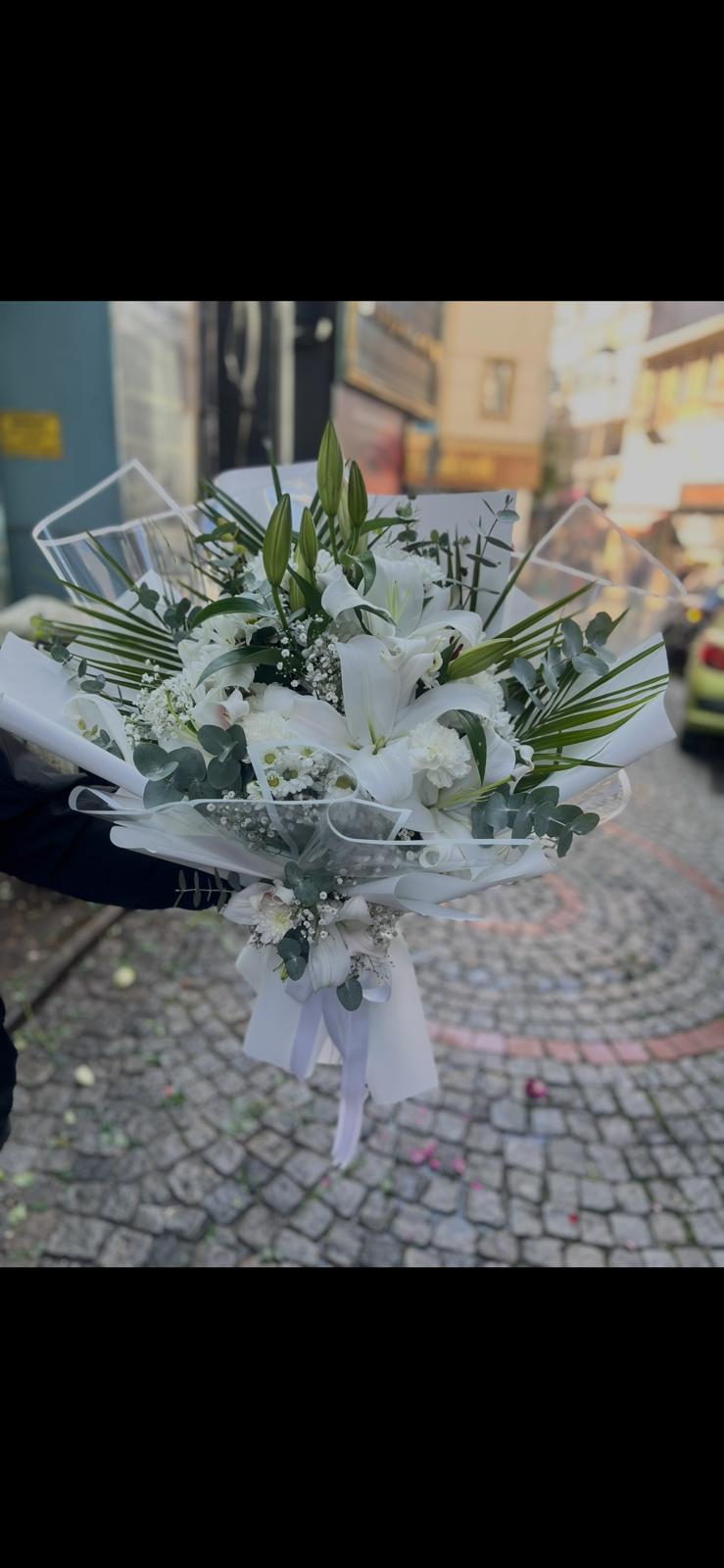 Beyaz Lilyum ve Beyaz Papatya Karışık Buket