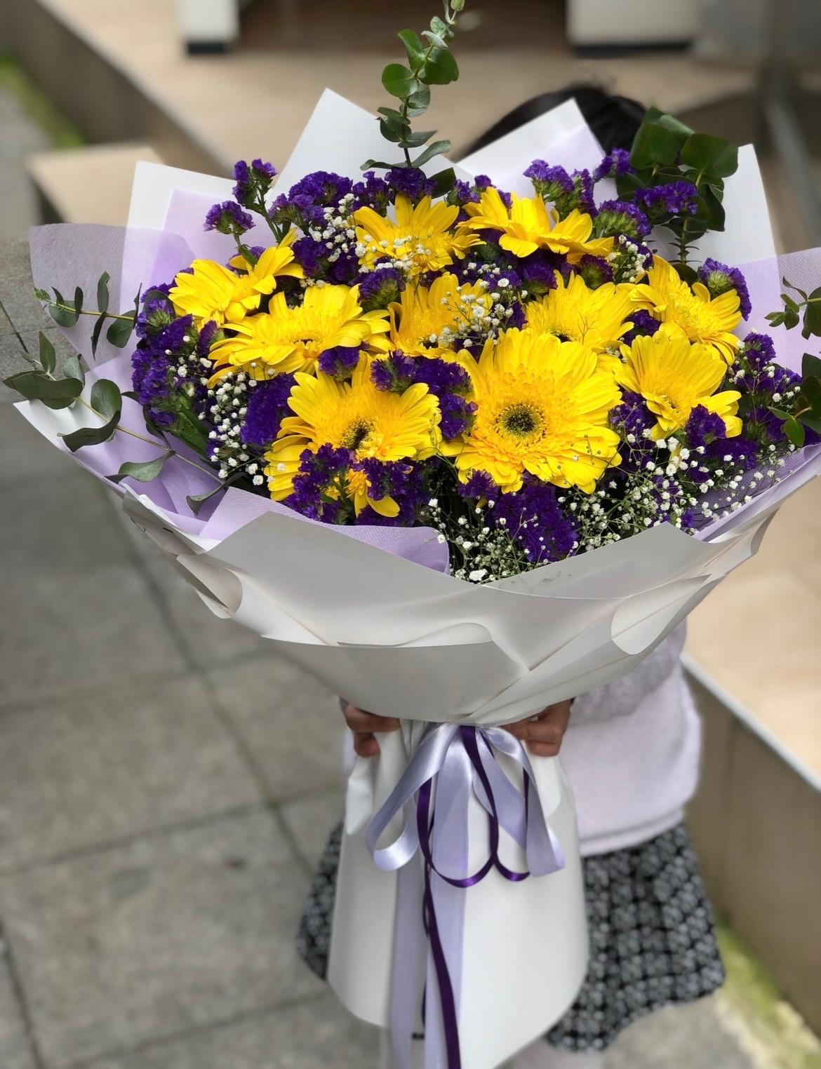 Sarı Gerbera ve Mor Kır Çiçekleri Karışık Buket