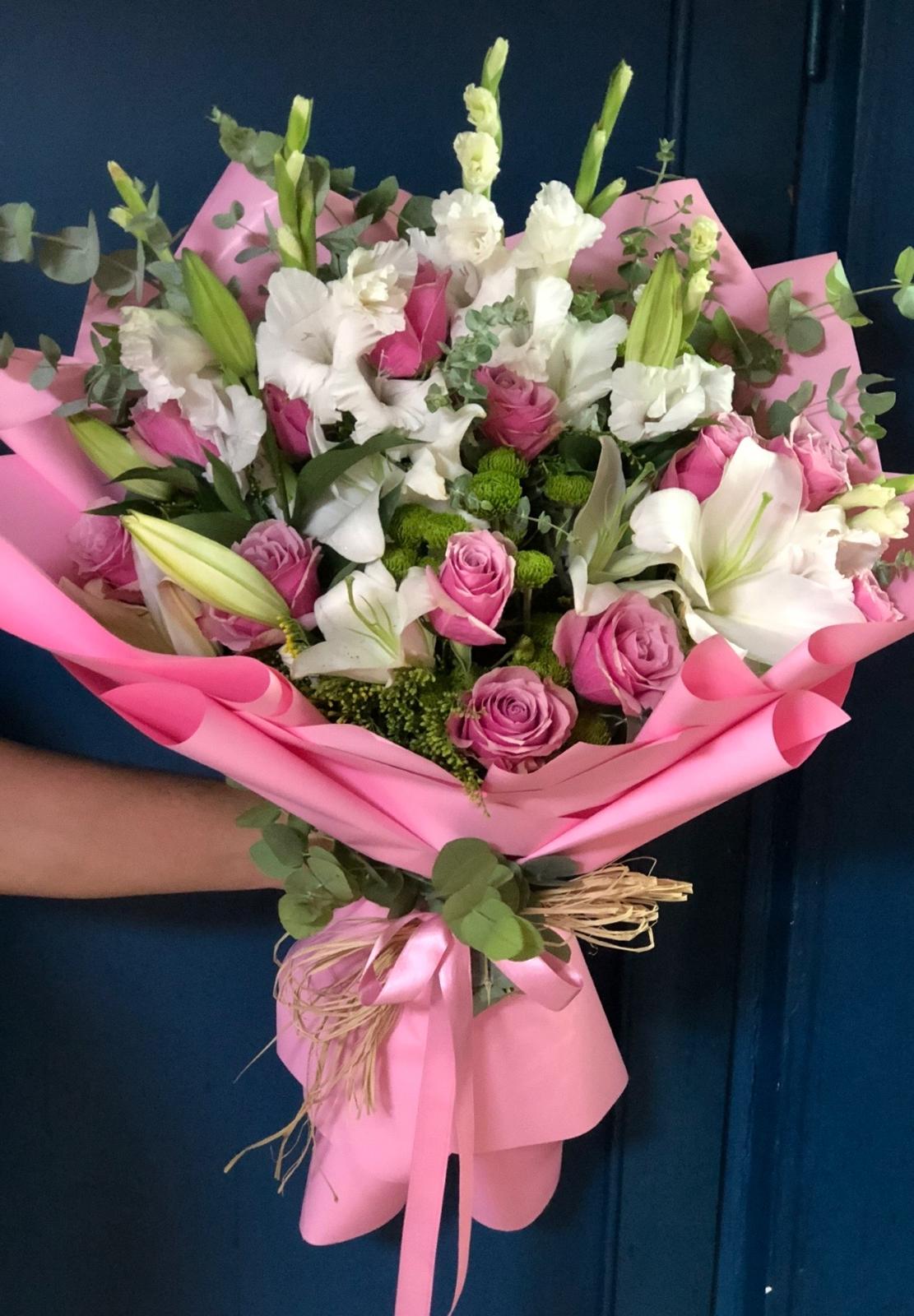 Beyaz Lilyum ve 11 Pembe Güllü Karışık Buket