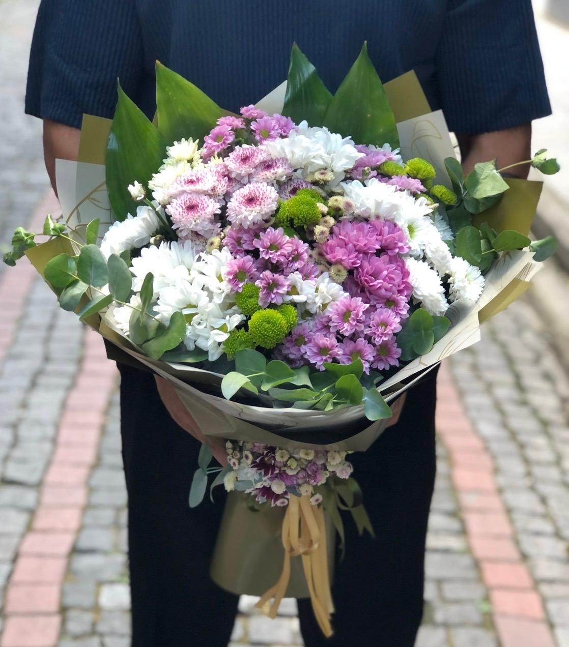 Karışık Pembe ve Beyaz Kır Çiçekleri Buketi