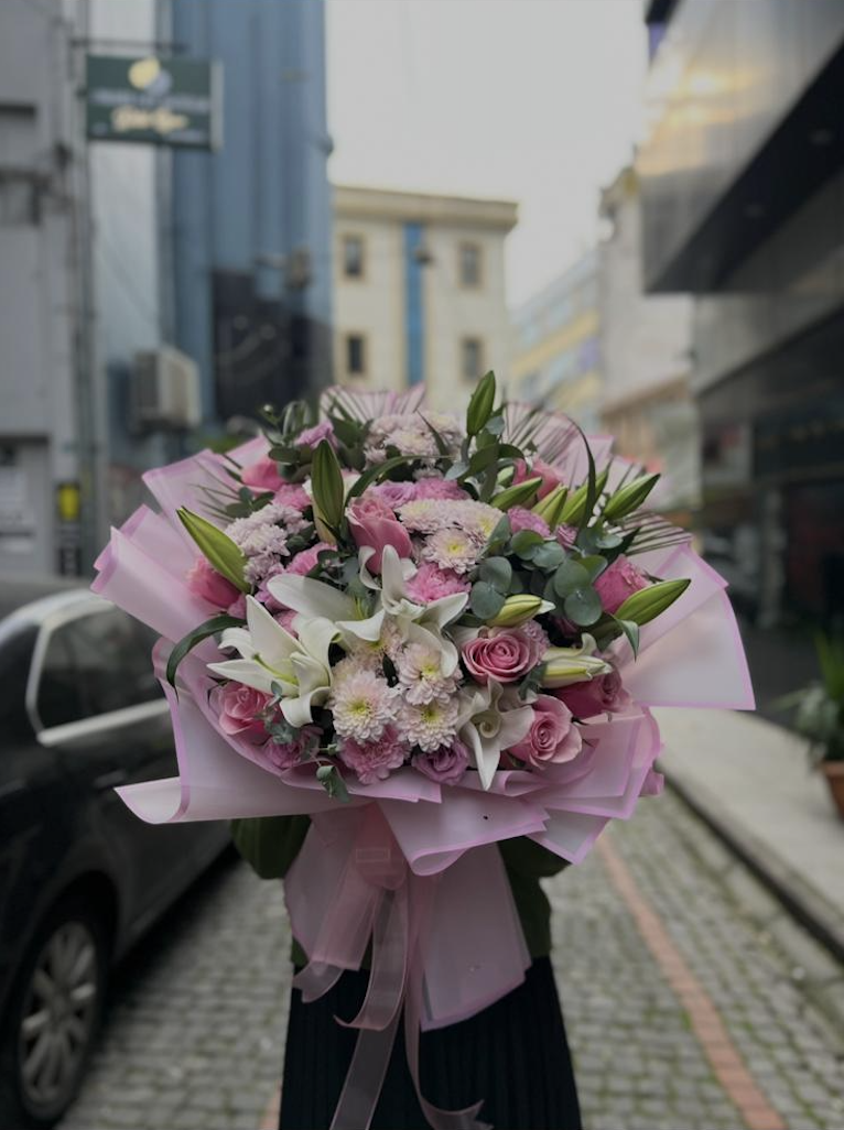 Beyaz Lilyum Pembe Güller ve Pembe Kır Çiçekleri