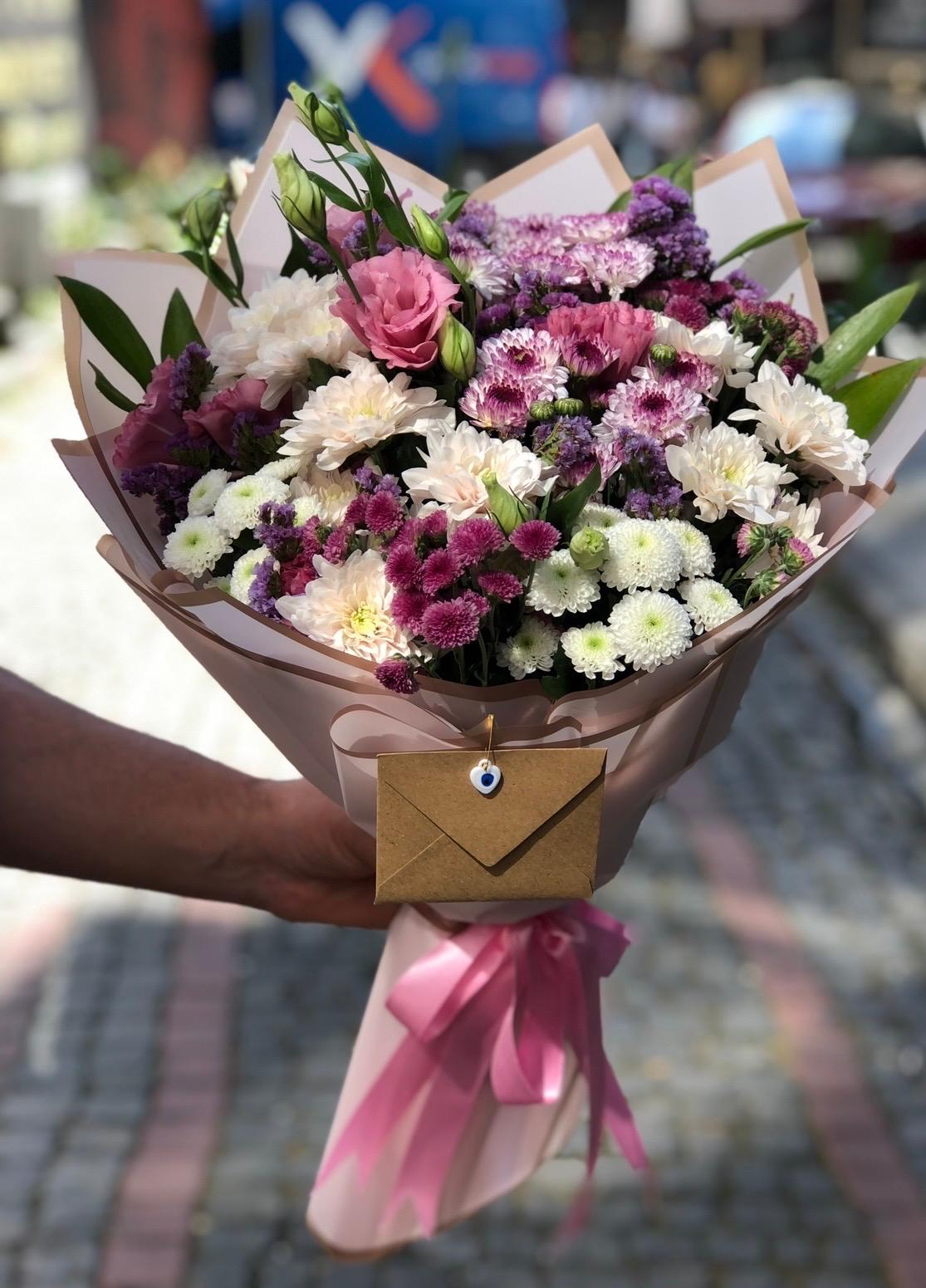 Beyaz ve Pembe Kır Çiçekleri Buketi