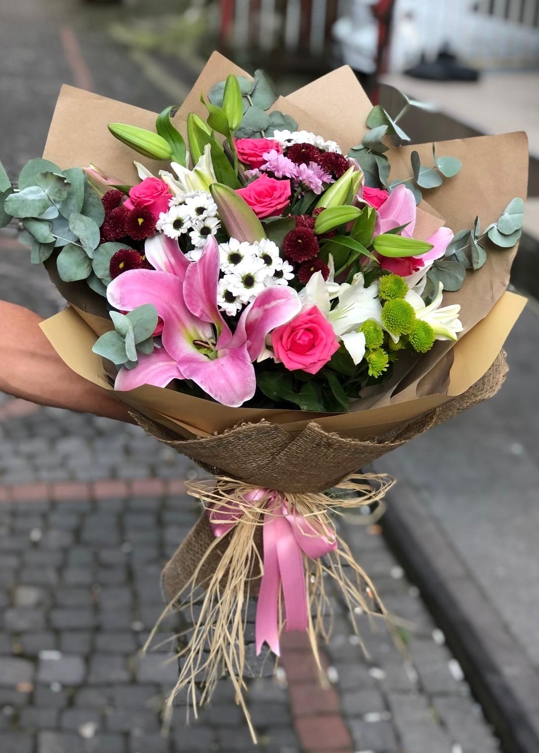 Pembe Lilyum Pembe Güller ve Kır Çiçekleri