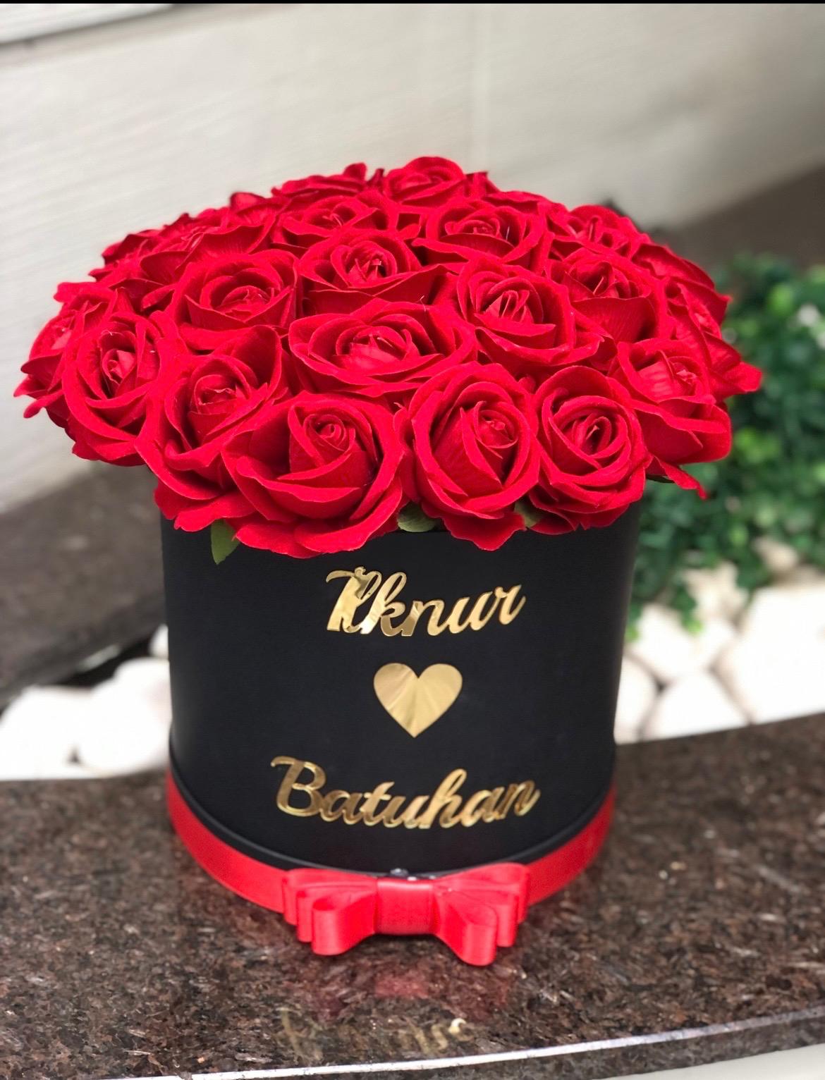 Siyah Kutuda 25'li Yapay Kırmızı Güller